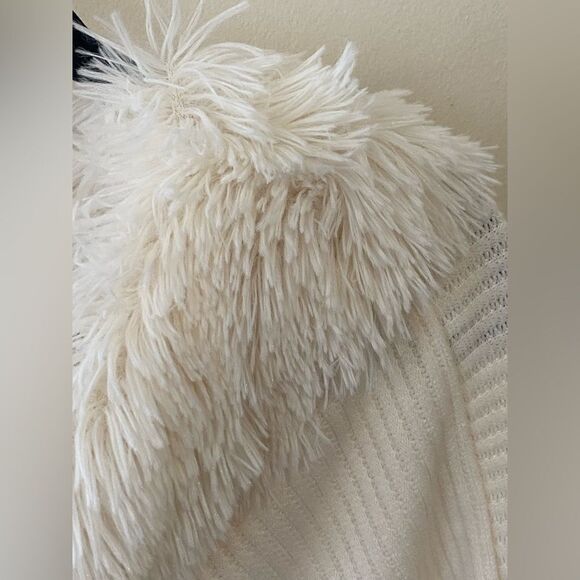 Steve Madden OS Faux Fur Collar Poncho Sweater Knit Beige light cream cape - Picture 5 of 8